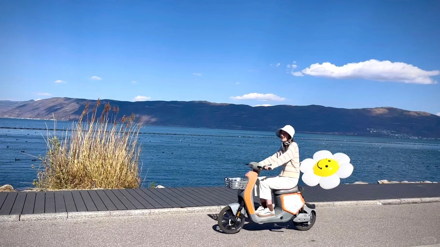 Slow Cycling by Erhai Lake in Yunnan