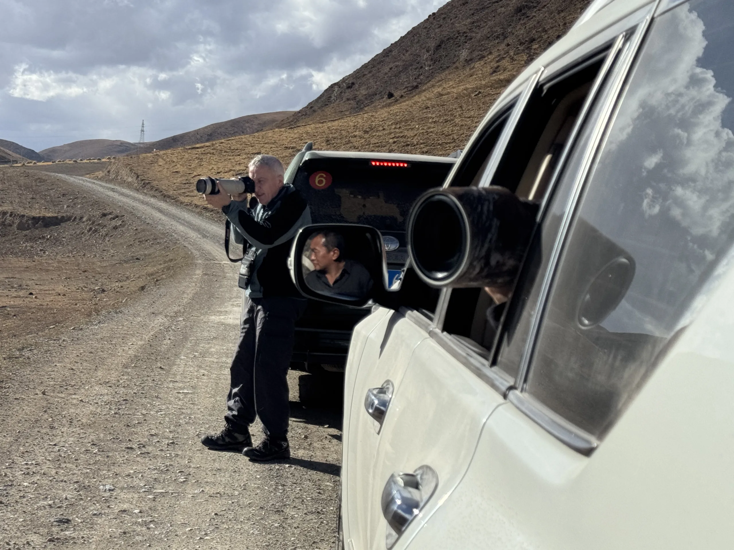 How Much Snow Leopards Are Left in the World? Population, Range, and Conservation Status snow_leopard_tour_in_Qinghai