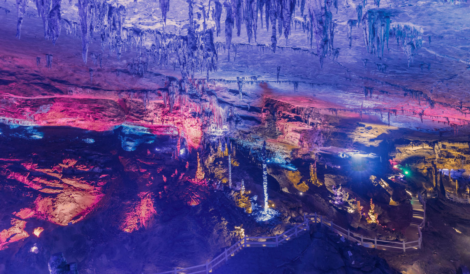 iulong Cave in Tongren, Guizhou