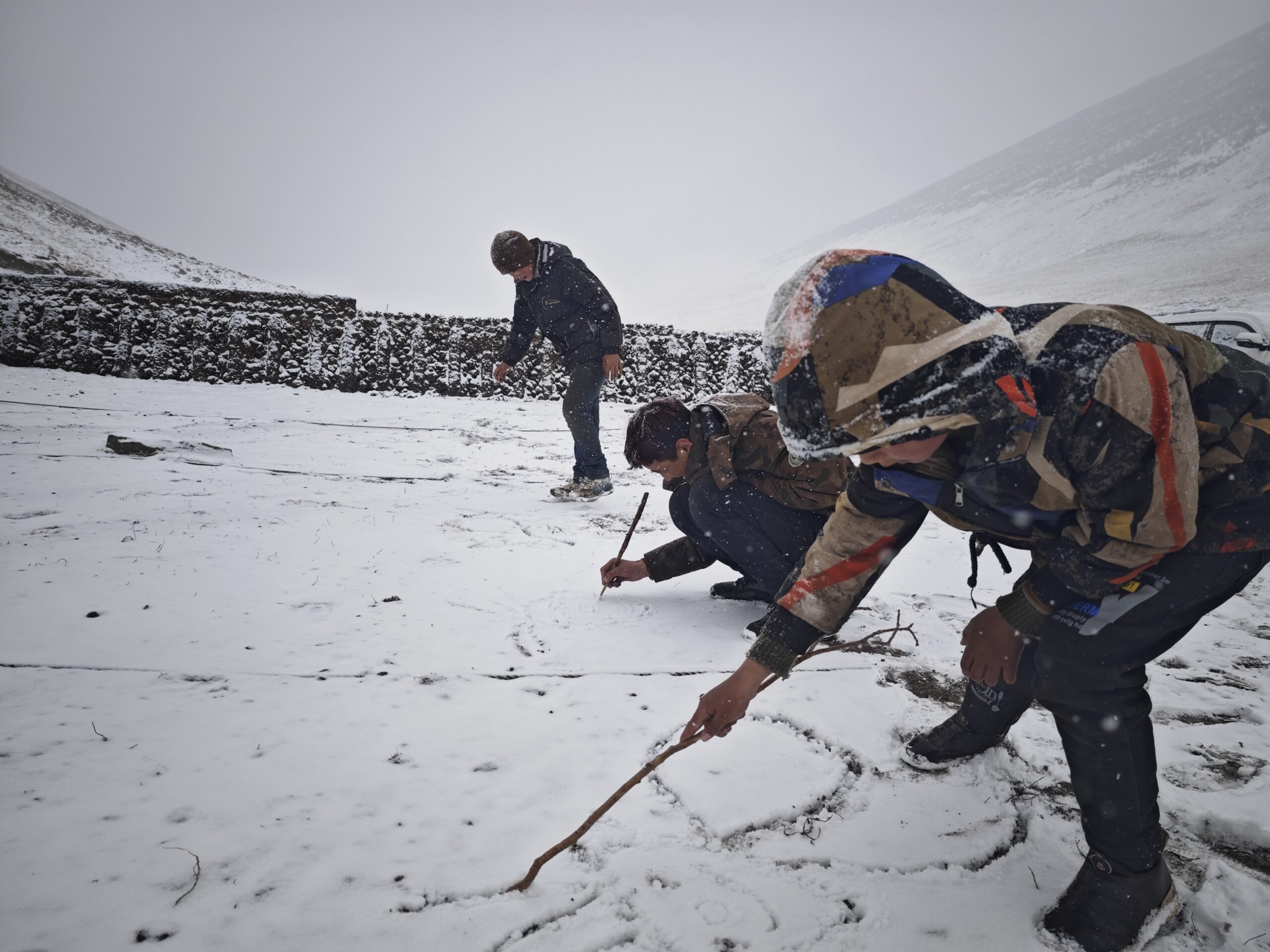 Snow Leopard Photography Field Guide: How To Photograph Snow Leopards In The Wild local_children_learning_drawing_from_siji